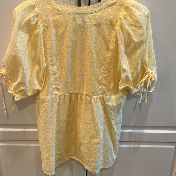 Loft size small , yellow with white flowers never before worn just washed - Picture 5 of 5